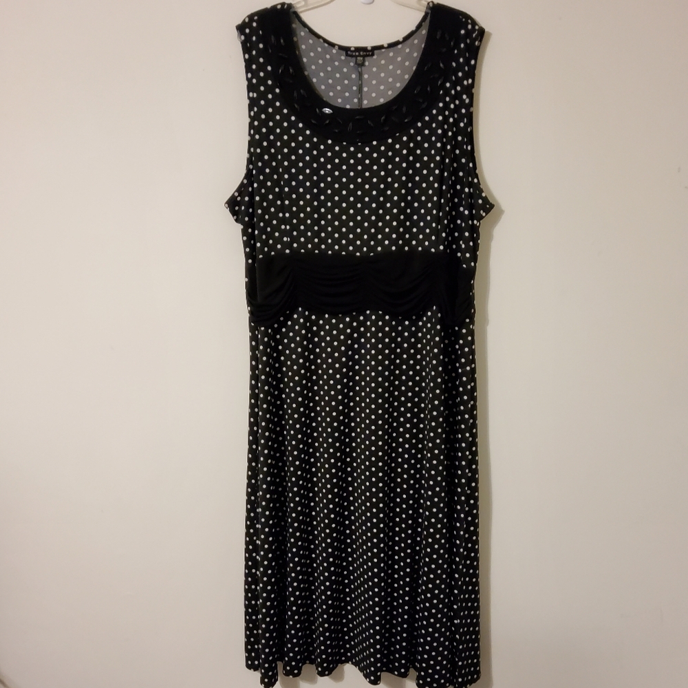 True Envy Black Polka Dot Sleevelees Shift Dress Beaded Round Neckline